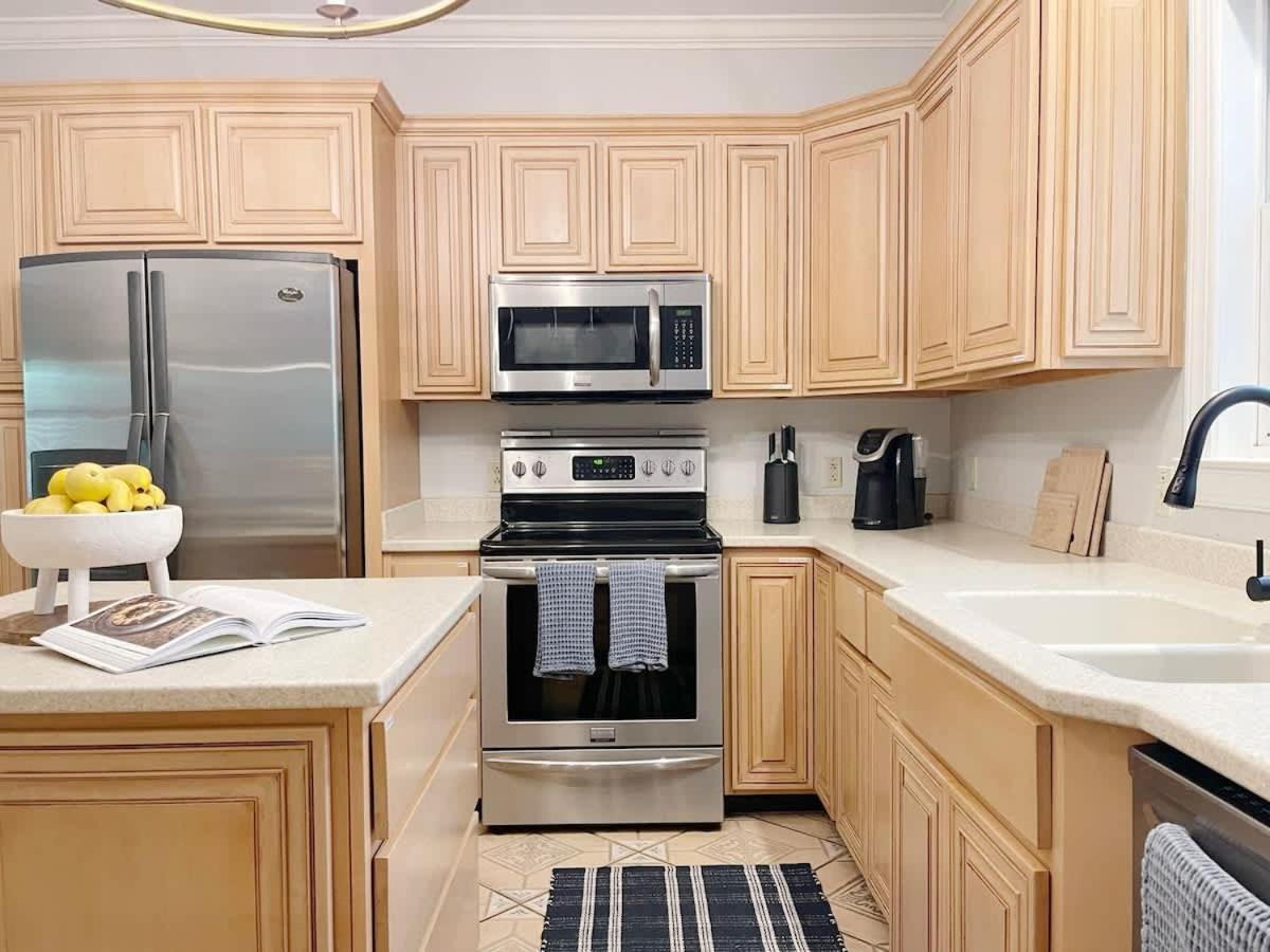 Amazing & Modern Airstreams Near & Sleeps 22! Holiday home