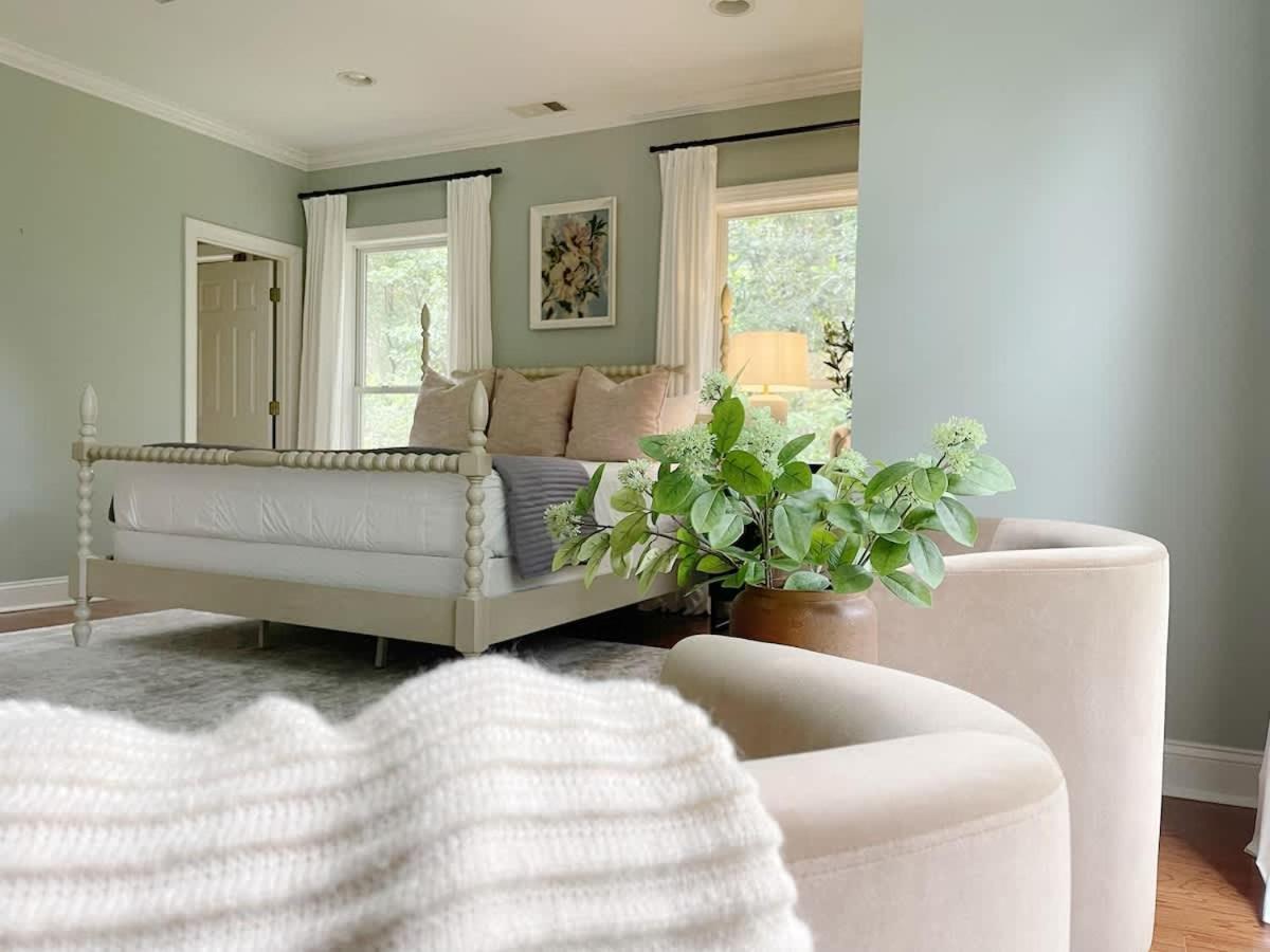 Amazing & Modern Airstreams Near & Sleeps 22! Holiday home