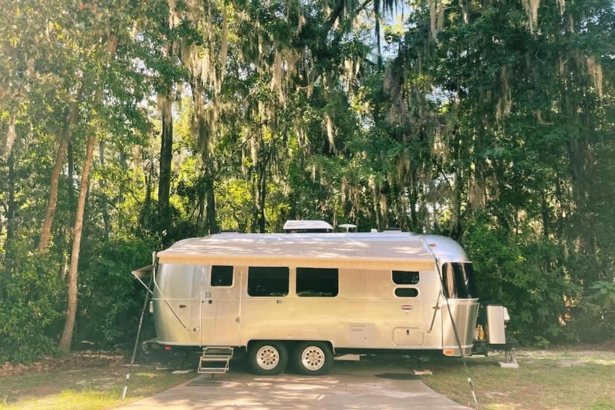 Amazing & Modern Airstreams Near & Sleeps 22! Holiday home *