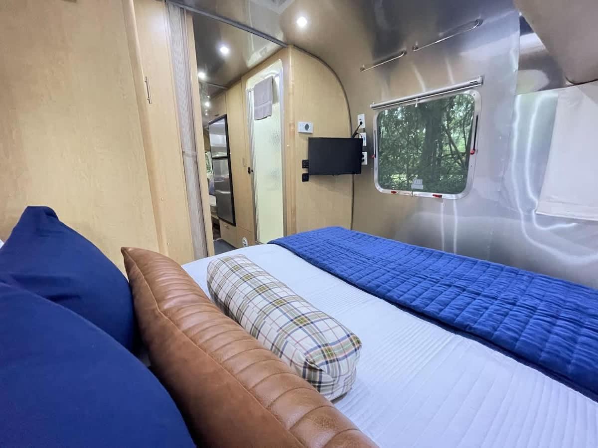 Amazing & Modern Airstreams Near & Sleeps 22! * Savannah