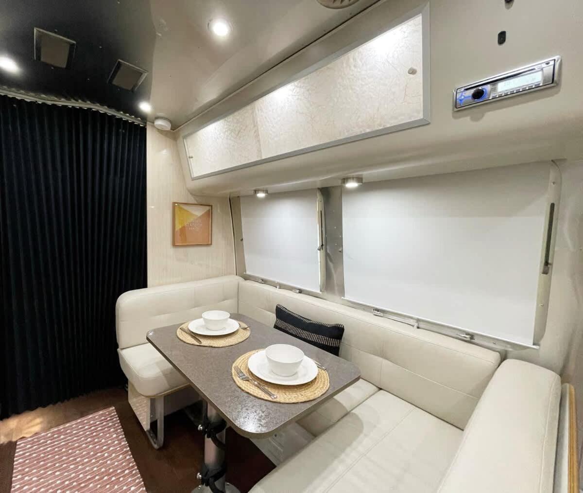 Amazing & Modern Airstreams Near & Sleeps 22! * Savannah