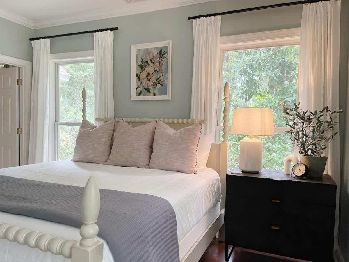 Amazing & Modern Airstreams Near & Sleeps 22! Savannah