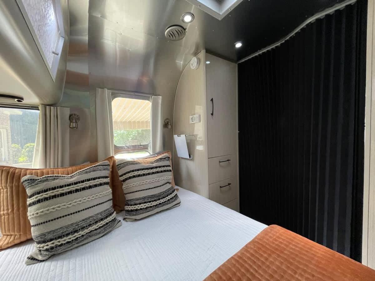 Amazing & Modern Airstreams Near & Sleeps 22! Holiday home