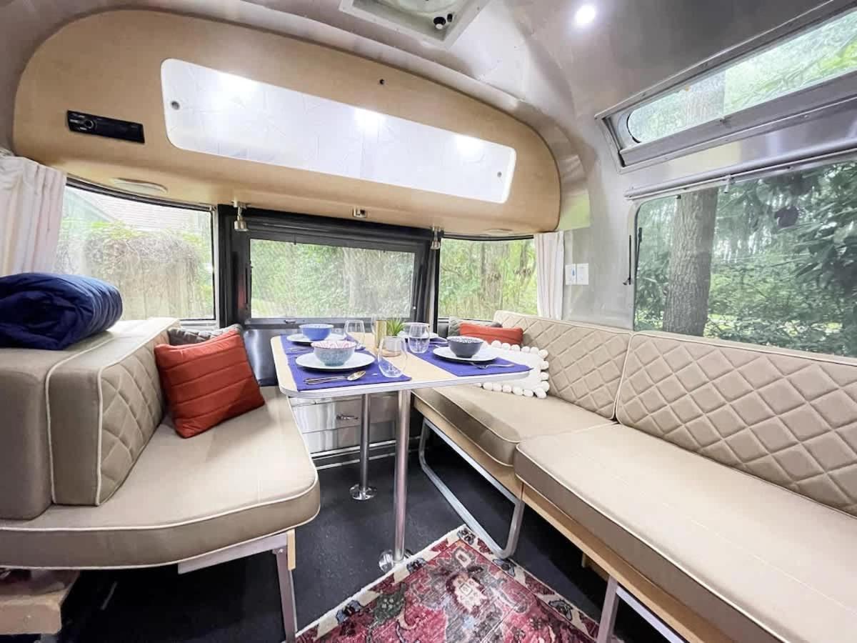 Amazing & Modern Airstreams Near & Sleeps 22! Savannah