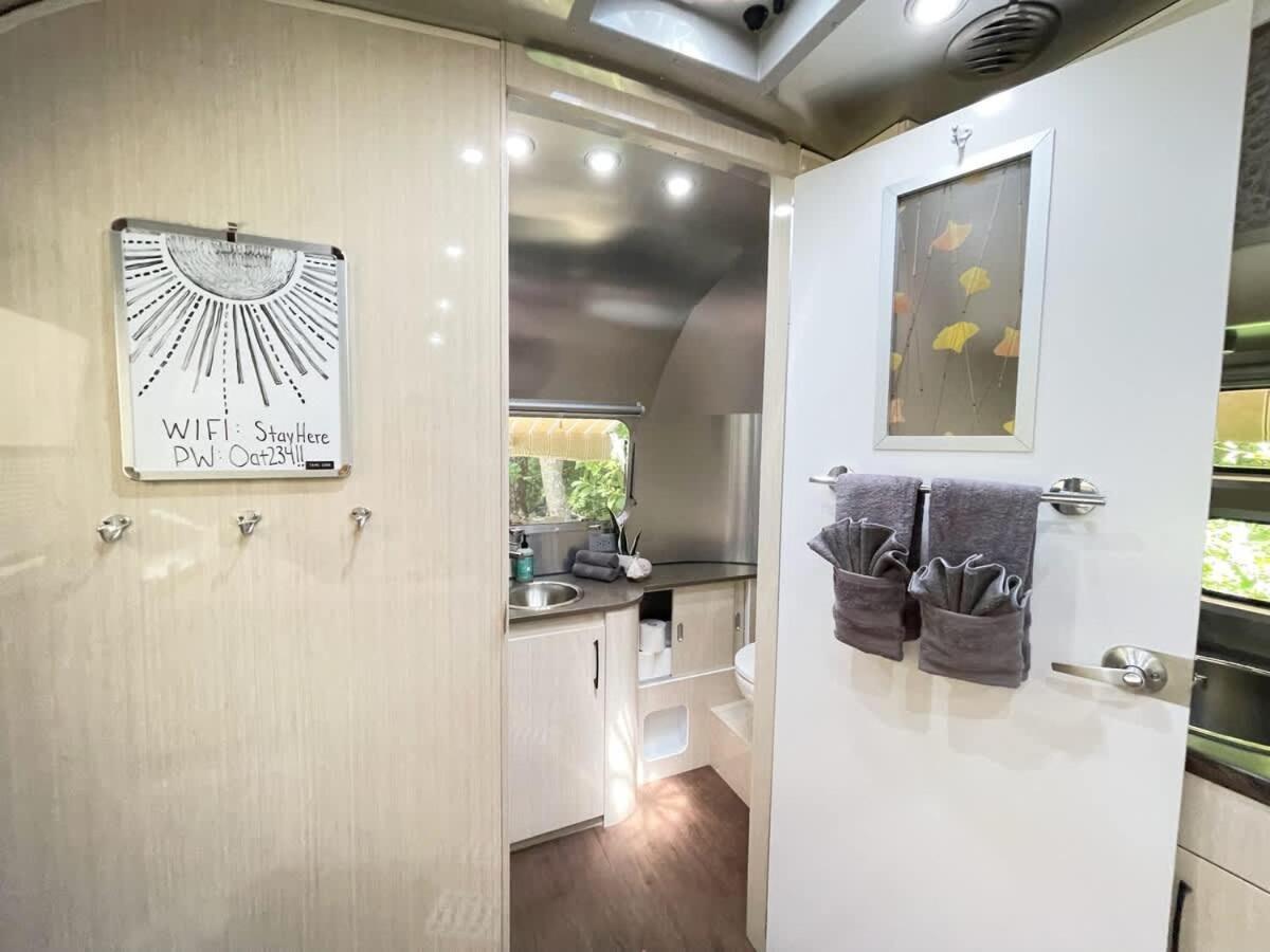 Amazing & Modern Airstreams Near & Sleeps 22! Holiday home