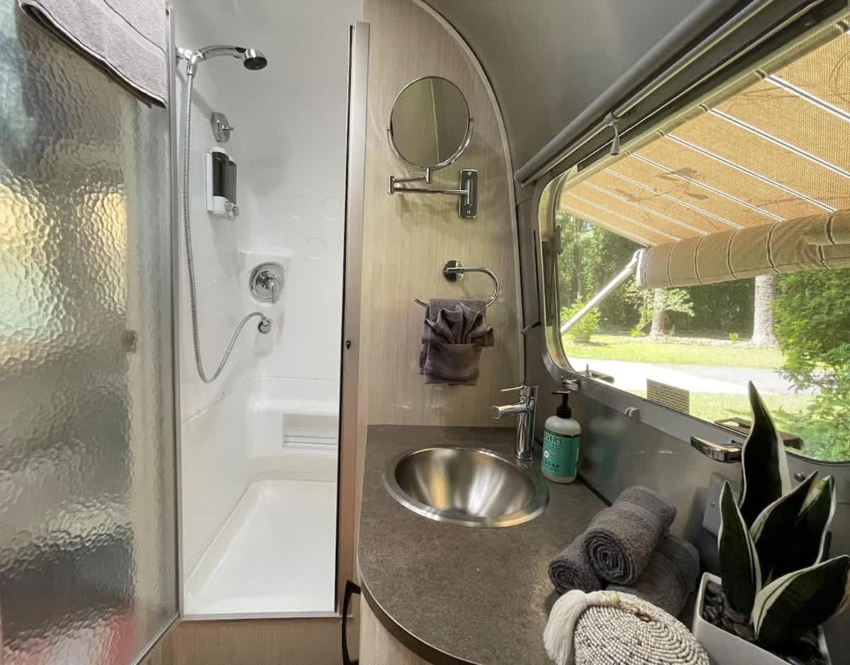 Amazing & Modern Airstreams Near & Sleeps 22! Savannah