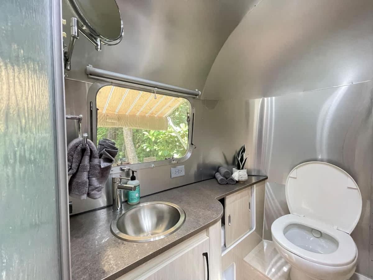 Amazing & Modern Airstreams Near & Sleeps 22! Holiday home