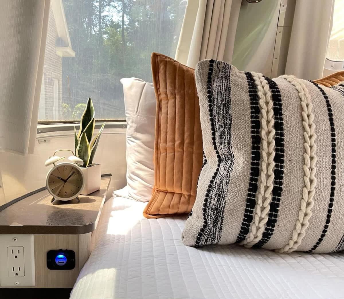 Amazing & Modern Airstreams Near & Sleeps 22! Holiday home *