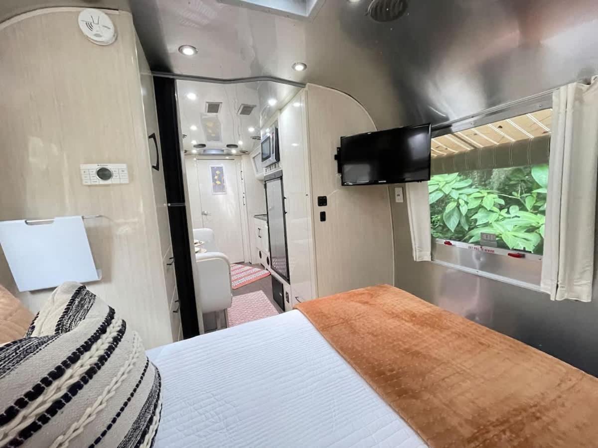 Holiday home Amazing & Modern Airstreams Near & Sleeps 22! *