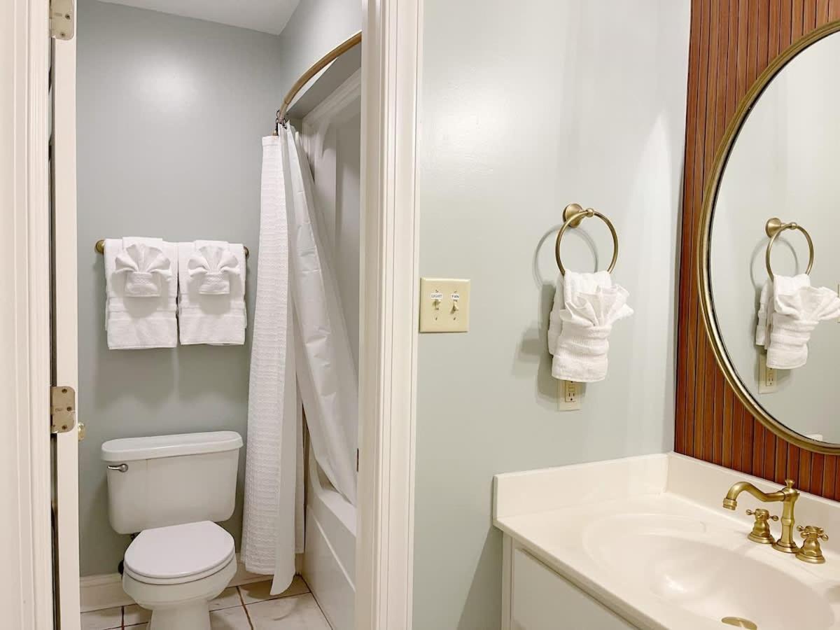Amazing & Modern Airstreams Near & Sleeps 22! Savannah