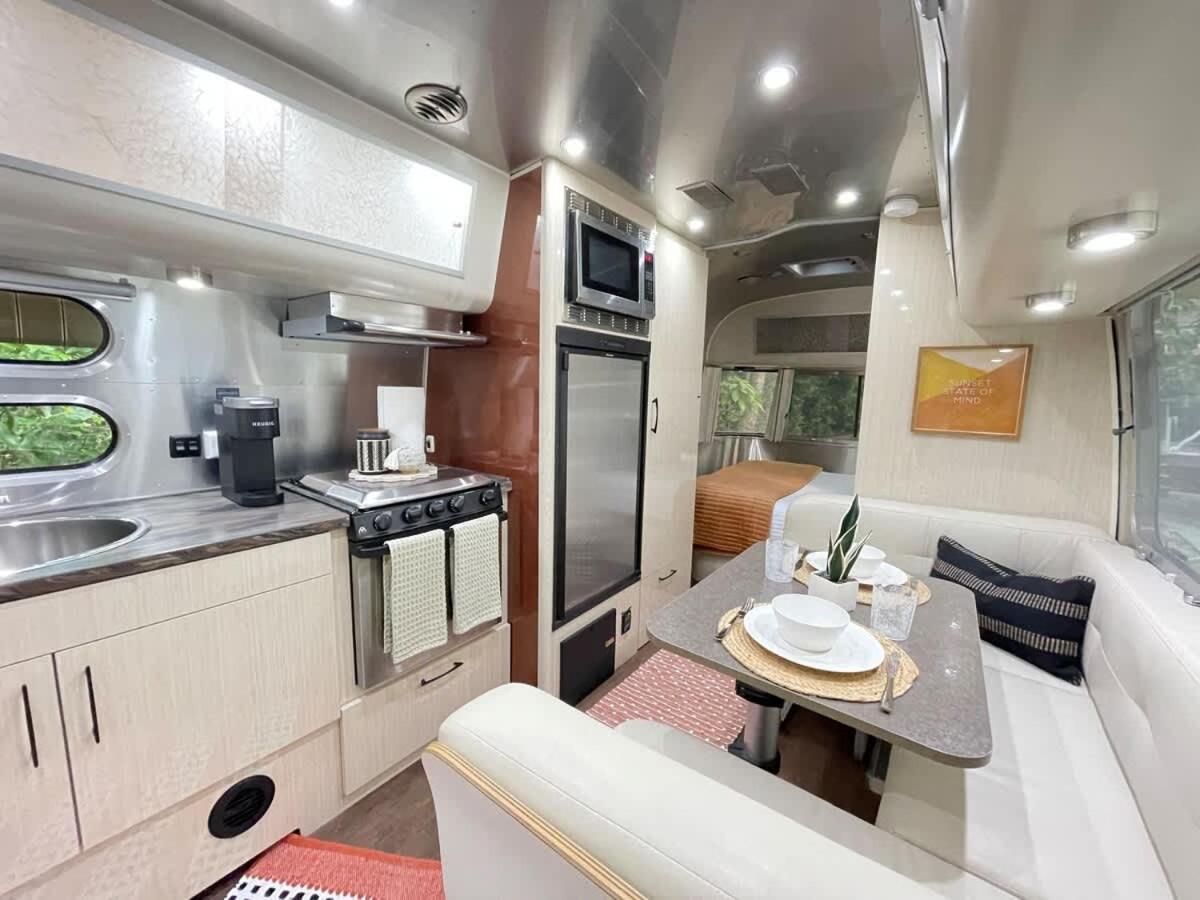 Amazing & Modern Airstreams Near & Sleeps 22! Holiday home Savannah