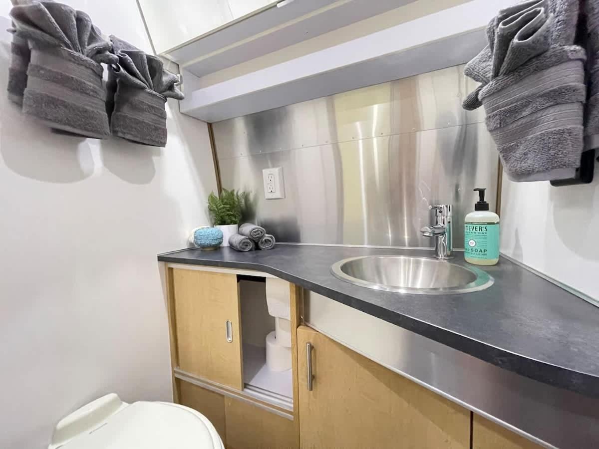 Amazing & Modern Airstreams Near & Sleeps 22! Savannah