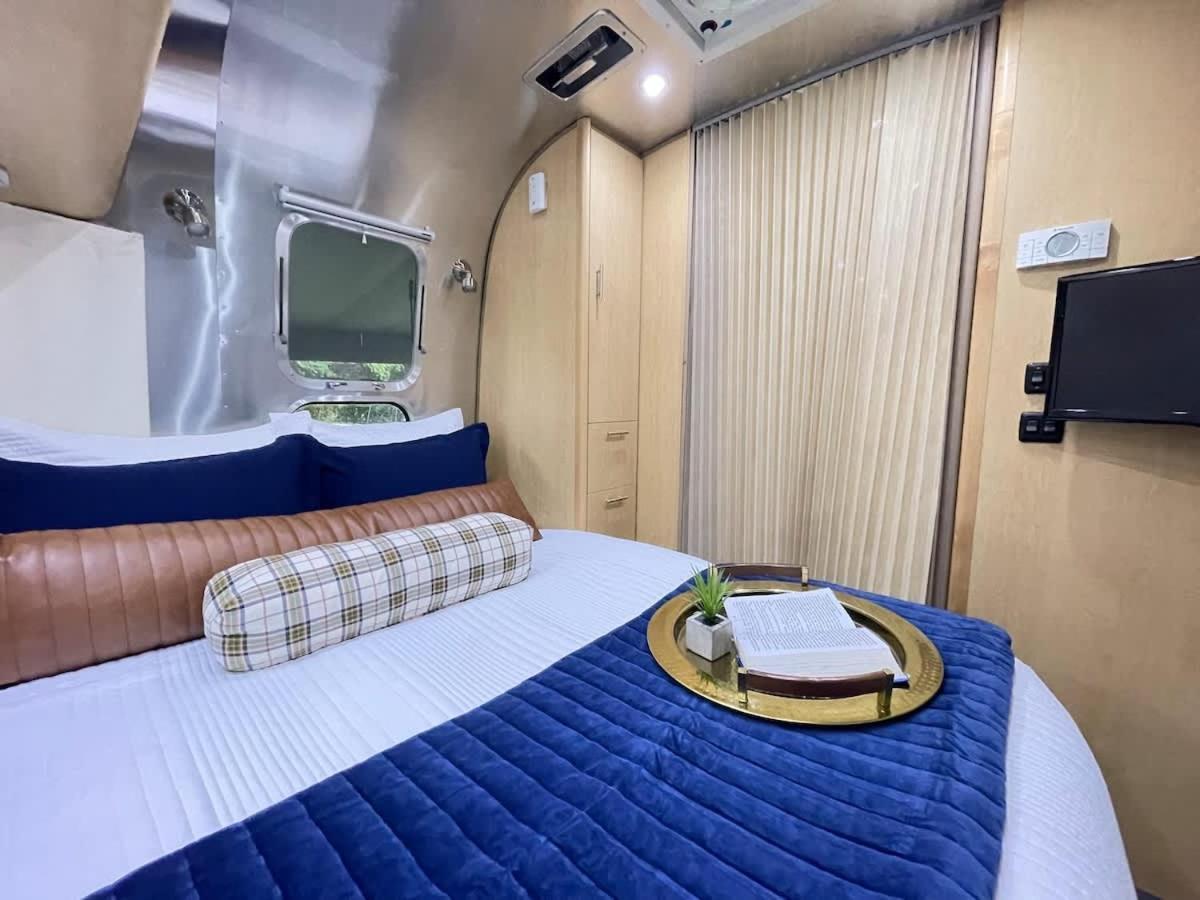 Amazing & Modern Airstreams Near & Sleeps 22! * Savannah
