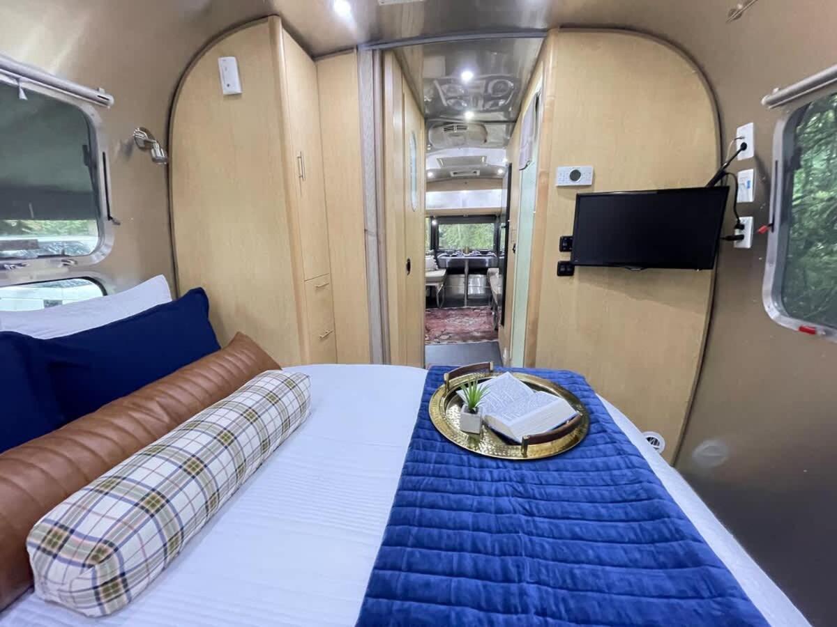 Amazing & Modern Airstreams Near & Sleeps 22! Holiday home *