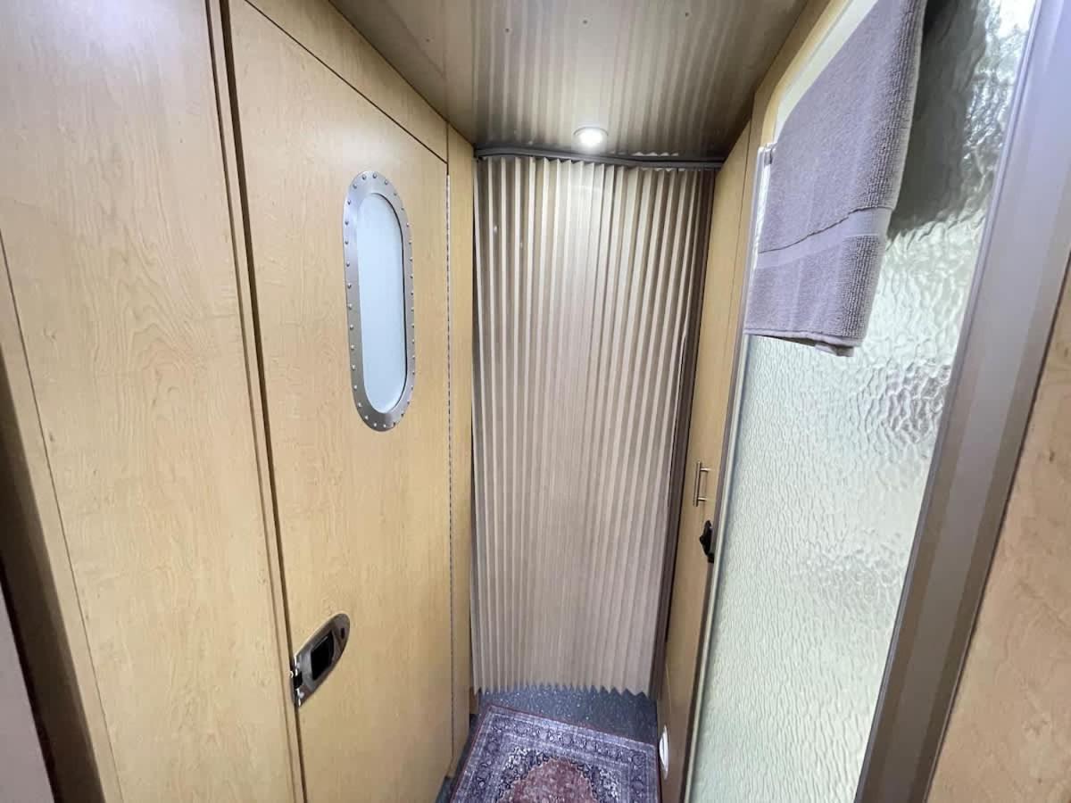 Amazing & Modern Airstreams Near & Sleeps 22! Holiday home Savannah