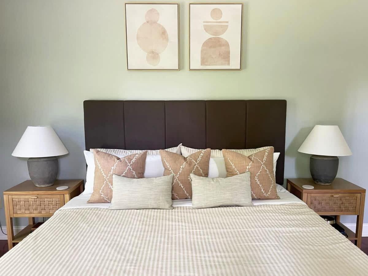 Amazing & Modern Airstreams Near & Sleeps 22! Savannah