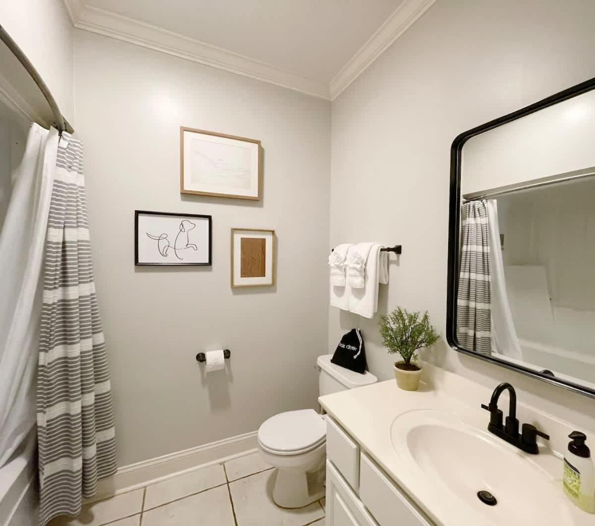 Amazing & Modern Airstreams Near & Sleeps 22! Savannah